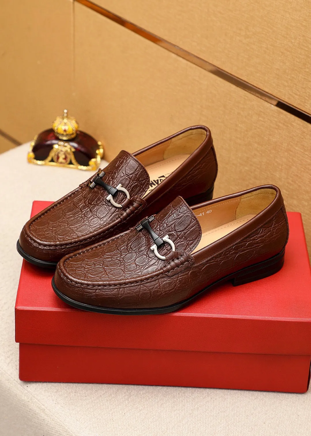 Men's shoes 💰480 💐 Product trademark: Ferragamo "Ferragamo" casual leather shoes Regular size: 38-44 (45🉑️customized) Product materials: Selected imported first-layer cowhide embossed upper + luxury hardware buckle, imported water-dyed cowhide leather lining. Strong three-dimensional visual effect, original rubber outsole Color: 2⃣️colors available